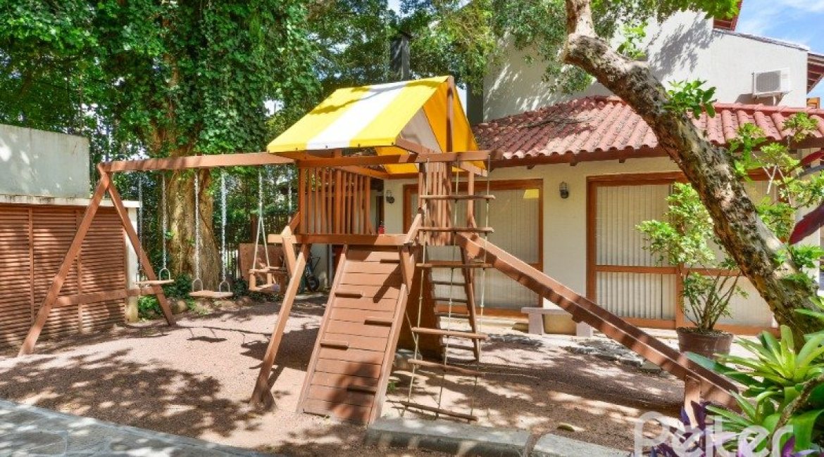 Casa em Condomínio à venda com 347m², 3 dormitórios, 1 suíte, 3 vagas, no bairro Jardim Isabel em Porto Alegre