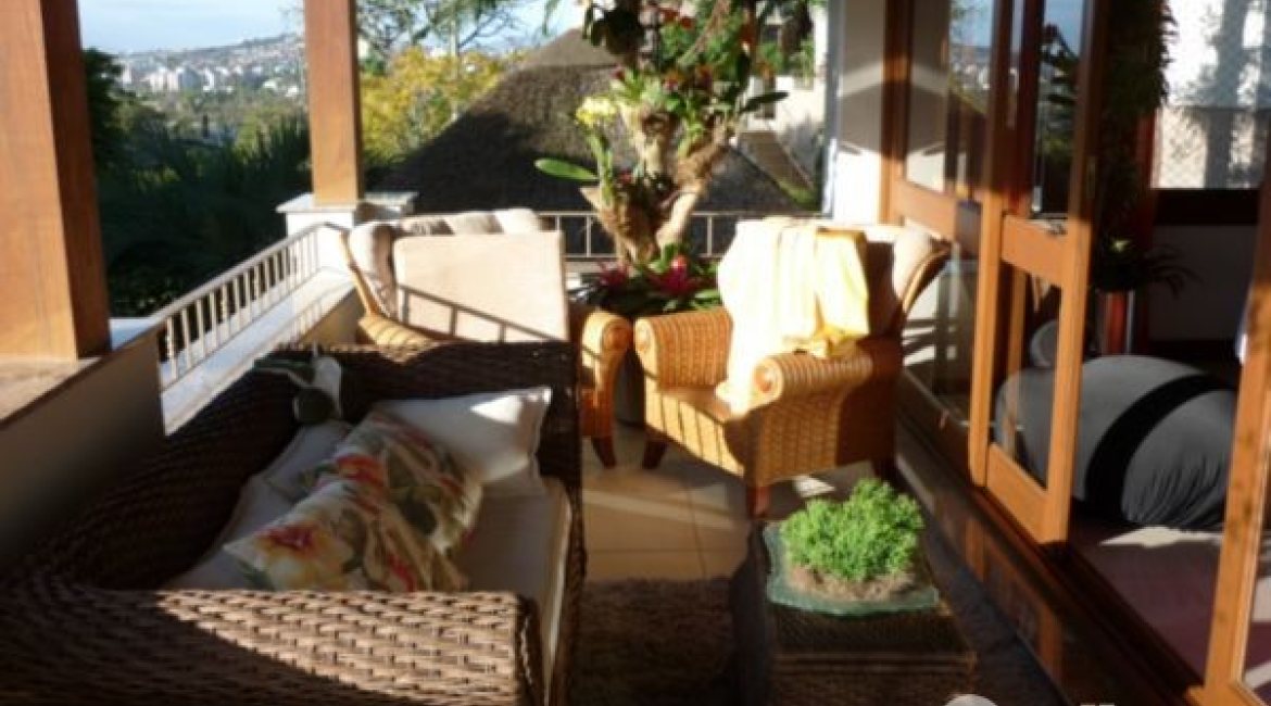 Casa em Condomínio à venda com 500m², 4 dormitórios, 4 suítes, 3 vagas, no bairro Vila Assunção em Porto Alegre