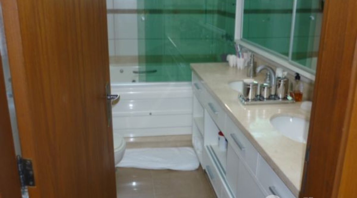 Casa em Condomínio à venda com 500m², 4 dormitórios, 4 suítes, 3 vagas, no bairro Vila Assunção em Porto Alegre