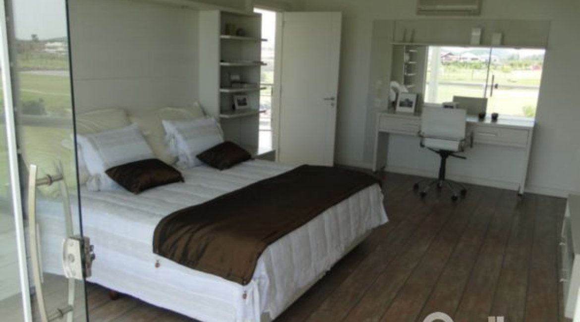 Casa em Condomínio à venda com 472m², 4 dormitórios, 3 suítes, 2 vagas, no bairro Terra Ville em PORTO ALEGRE