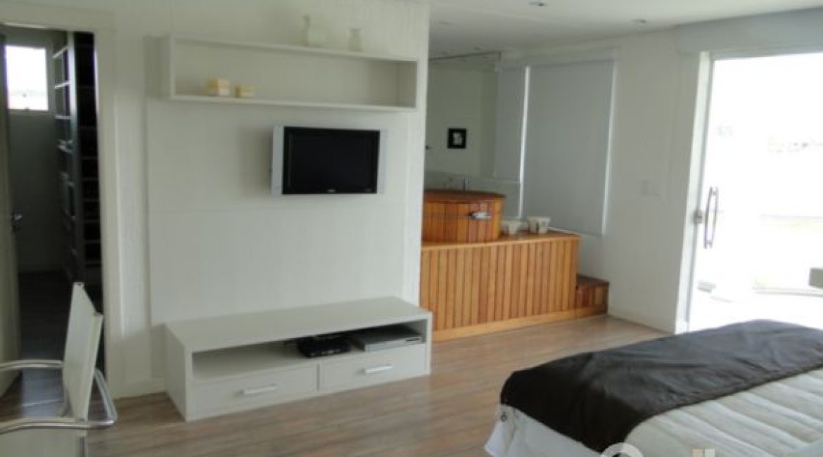 Casa em Condomínio à venda com 472m², 4 dormitórios, 3 suítes, 2 vagas, no bairro Terra Ville em PORTO ALEGRE