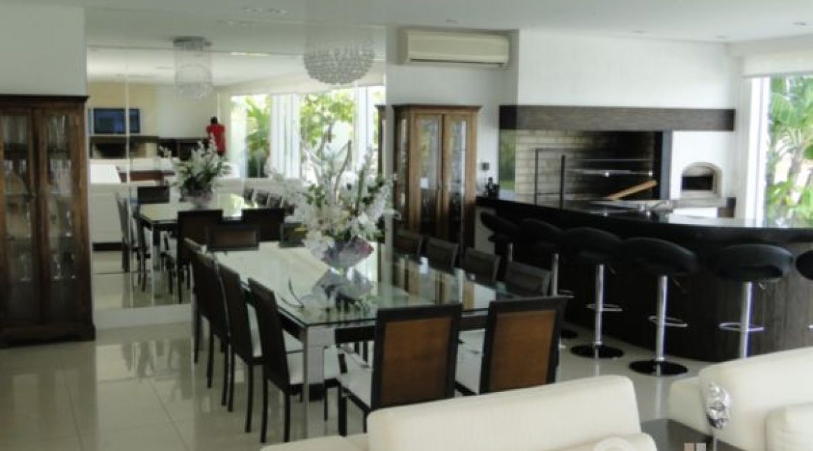 Casa em Condomínio à venda com 472m², 4 dormitórios, 3 suítes, 2 vagas, no bairro Terra Ville em PORTO ALEGRE