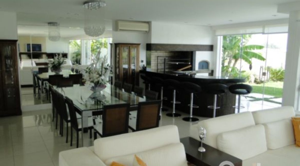 Casa em Condomínio à venda com 472m², 4 dormitórios, 3 suítes, 2 vagas, no bairro Terra Ville em PORTO ALEGRE