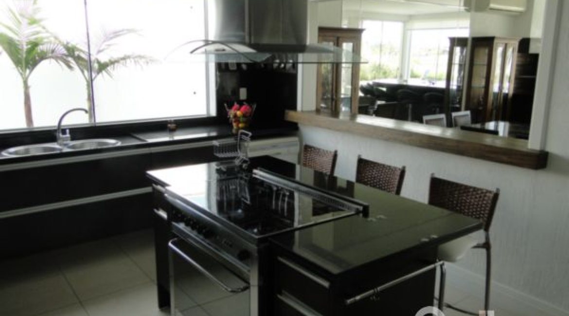 Casa em Condomínio à venda com 472m², 4 dormitórios, 3 suítes, 2 vagas, no bairro Terra Ville em PORTO ALEGRE