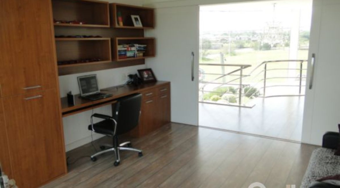 Casa em Condomínio à venda com 472m², 4 dormitórios, 3 suítes, 2 vagas, no bairro Terra Ville em PORTO ALEGRE