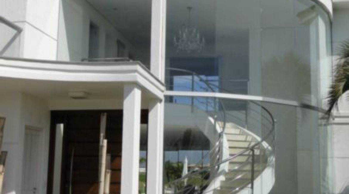 Casa em Condomínio à venda com 472m², 4 dormitórios, 3 suítes, 2 vagas, no bairro Terra Ville em PORTO ALEGRE