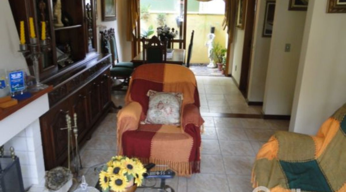 Casa à venda com 164m², 3 dormitórios, 2 suítes, 2 vagas, no bairro Espírito Santo em Porto Alegre