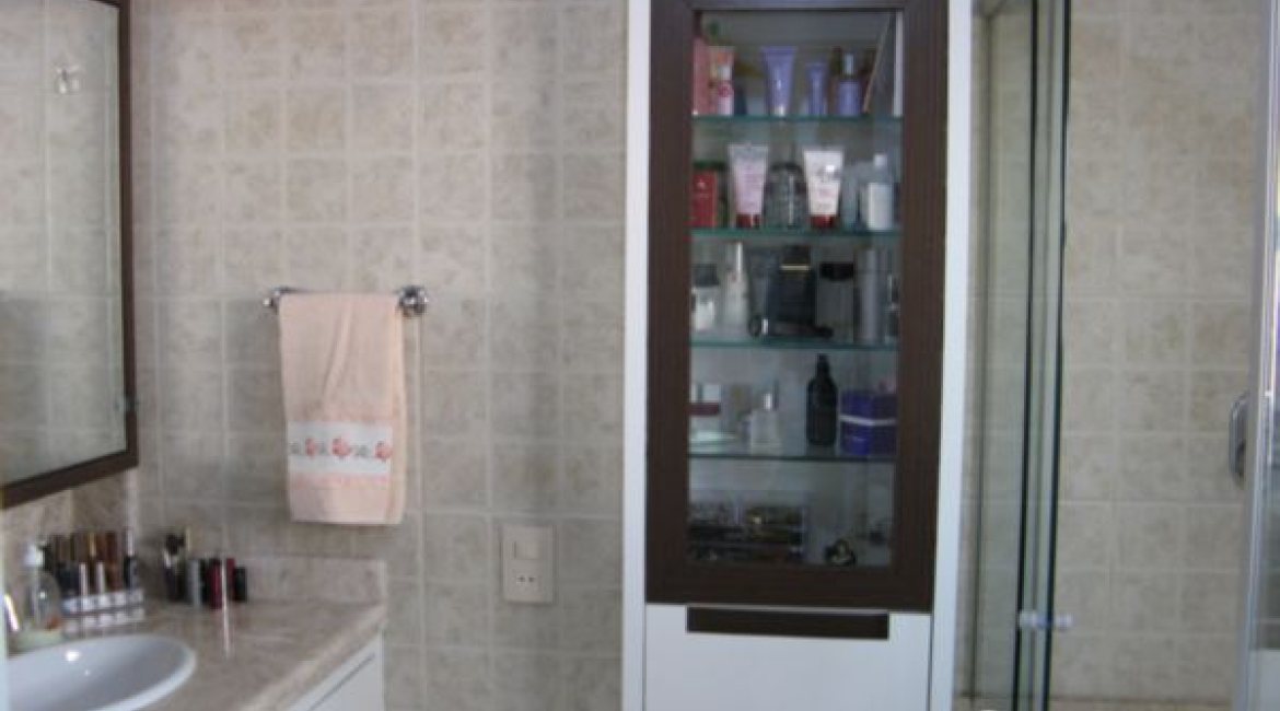 Casa em Condomínio à venda com 278m², 3 dormitórios, 1 suíte, 3 vagas, no bairro Tristeza em Porto Alegre