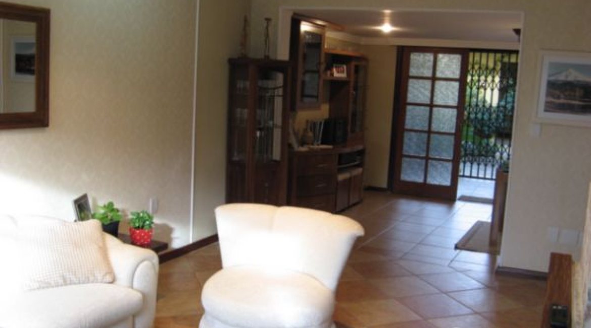 Casa em Condomínio à venda com 278m², 3 dormitórios, 1 suíte, 3 vagas, no bairro Tristeza em Porto Alegre