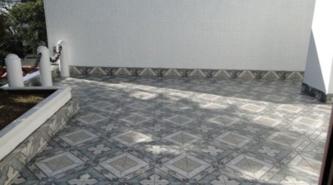 Casa à venda com 580m², 3 dormitórios, 1 suíte, 4 vagas, no bairro Menino Deus em Porto Alegre