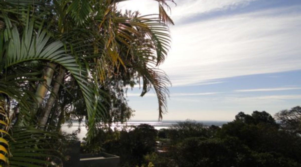 Casa à venda com 580m², 3 dormitórios, 1 suíte, 4 vagas, no bairro Menino Deus em Porto Alegre