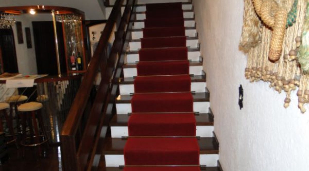 Casa à venda com 580m², 3 dormitórios, 1 suíte, 4 vagas, no bairro Menino Deus em Porto Alegre