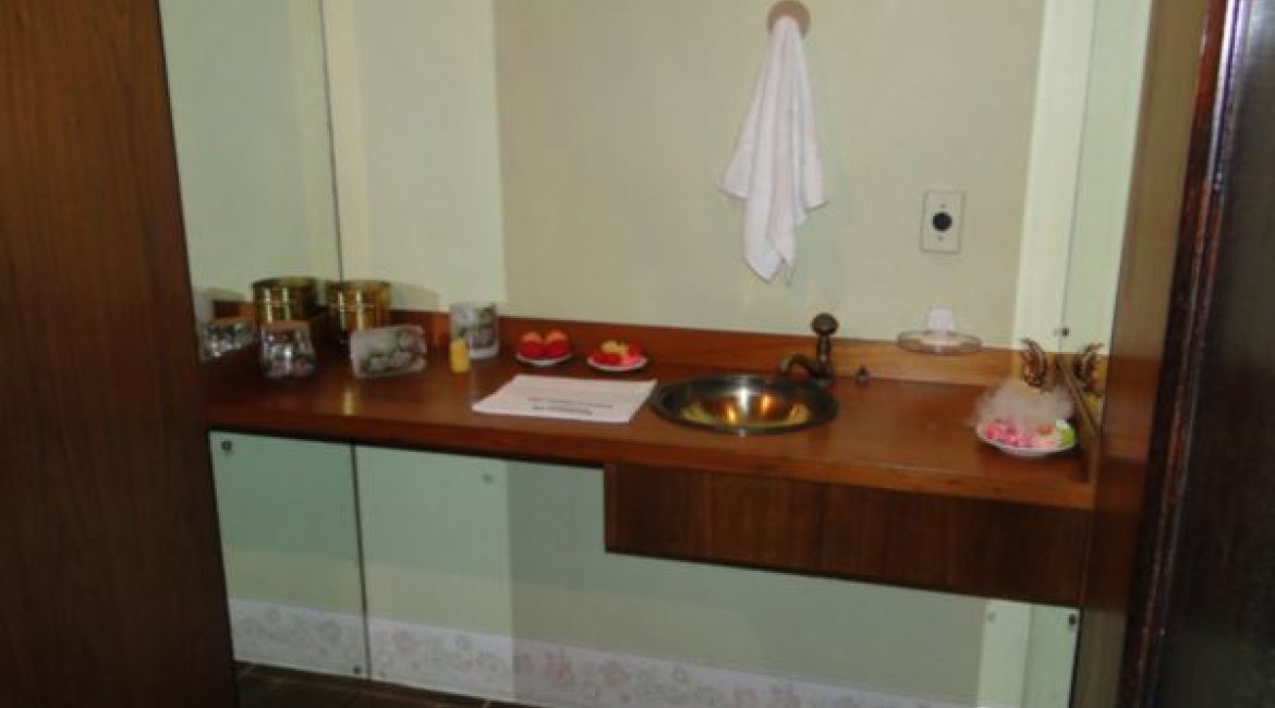 Casa à venda com 580m², 3 dormitórios, 1 suíte, 4 vagas, no bairro Menino Deus em Porto Alegre