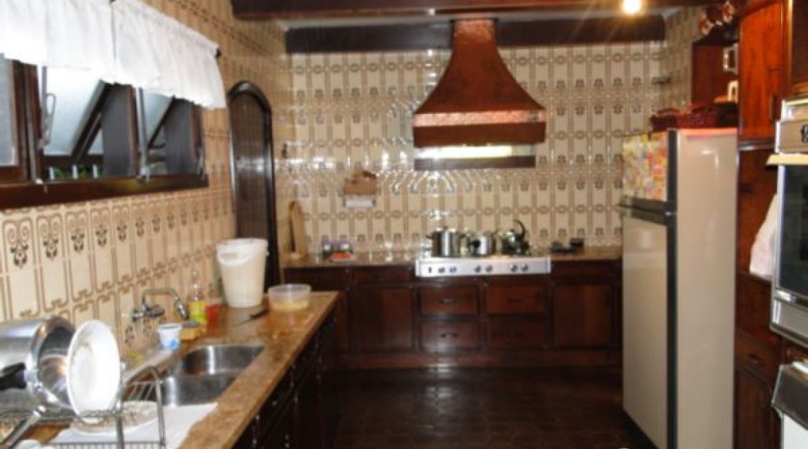 Casa à venda com 580m², 3 dormitórios, 1 suíte, 4 vagas, no bairro Menino Deus em Porto Alegre