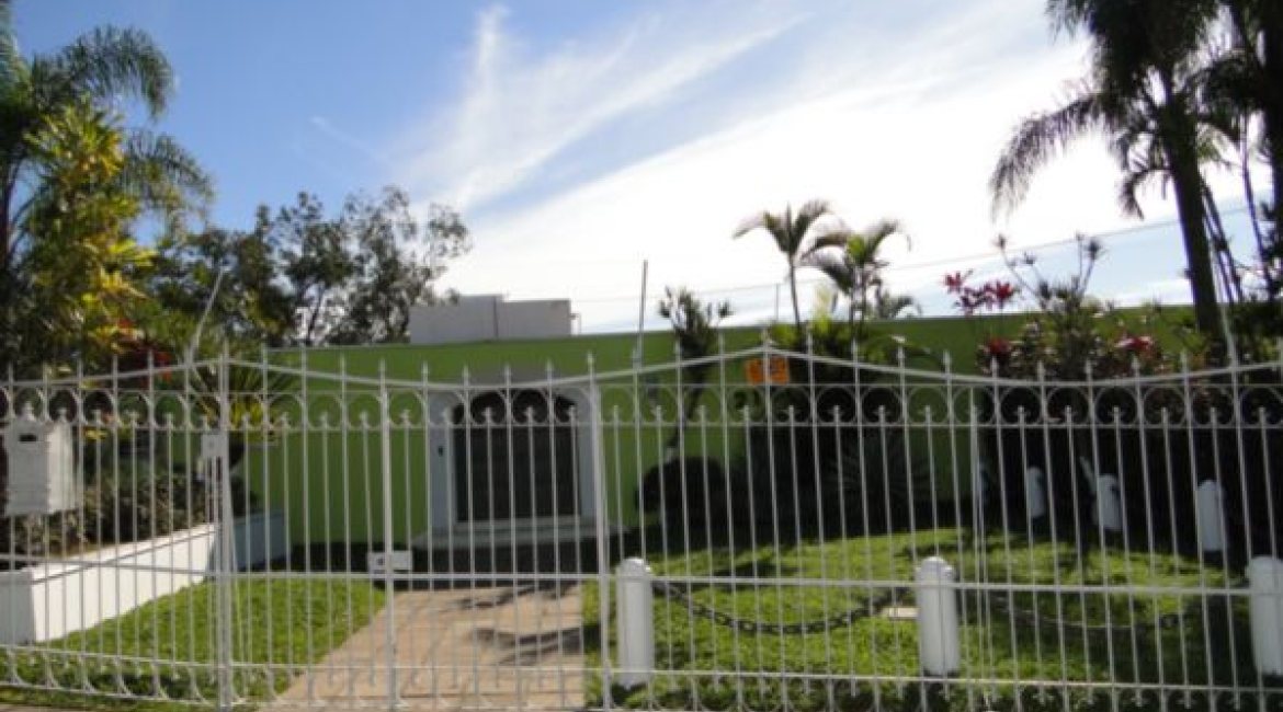 Casa à venda com 580m², 3 dormitórios, 1 suíte, 4 vagas, no bairro Menino Deus em Porto Alegre