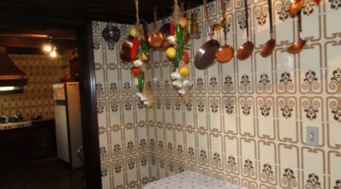 Casa à venda com 580m², 3 dormitórios, 1 suíte, 4 vagas, no bairro Menino Deus em Porto Alegre