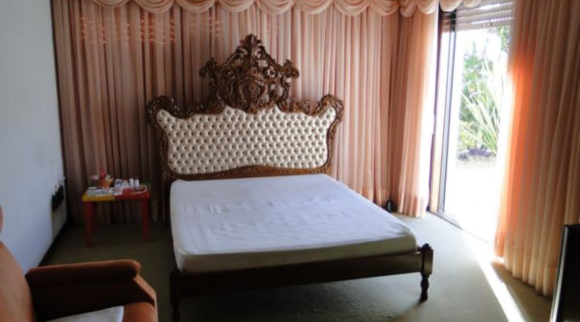 Casa à venda com 580m², 3 dormitórios, 1 suíte, 4 vagas, no bairro Menino Deus em Porto Alegre