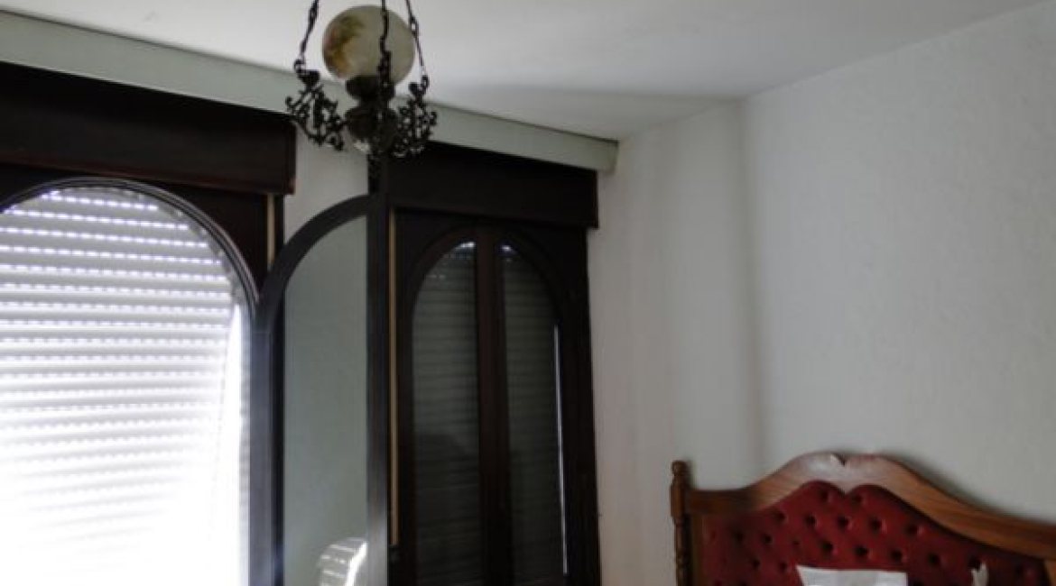 Casa à venda com 580m², 3 dormitórios, 1 suíte, 4 vagas, no bairro Menino Deus em Porto Alegre