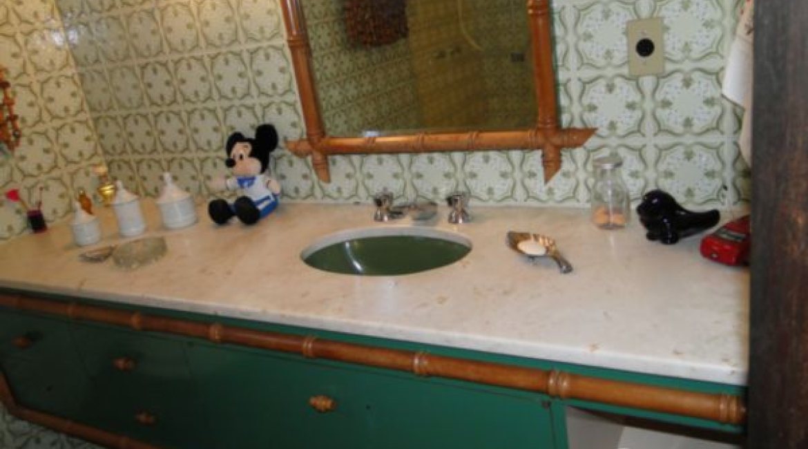 Casa à venda com 580m², 3 dormitórios, 1 suíte, 4 vagas, no bairro Menino Deus em Porto Alegre