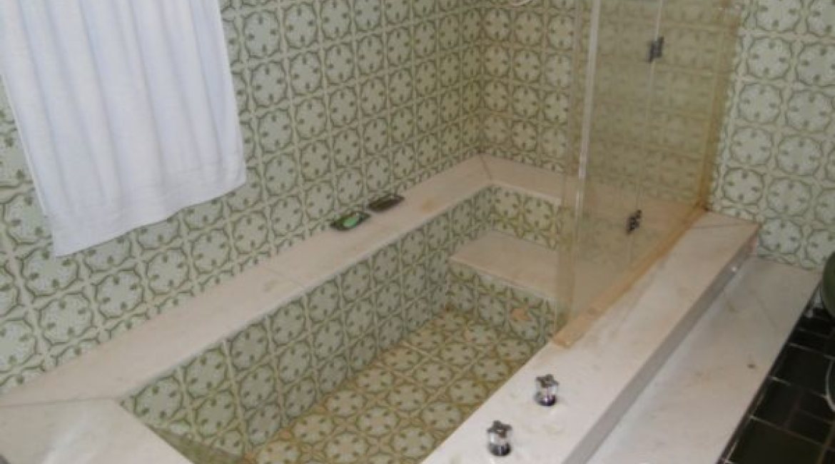 Casa à venda com 580m², 3 dormitórios, 1 suíte, 4 vagas, no bairro Menino Deus em Porto Alegre