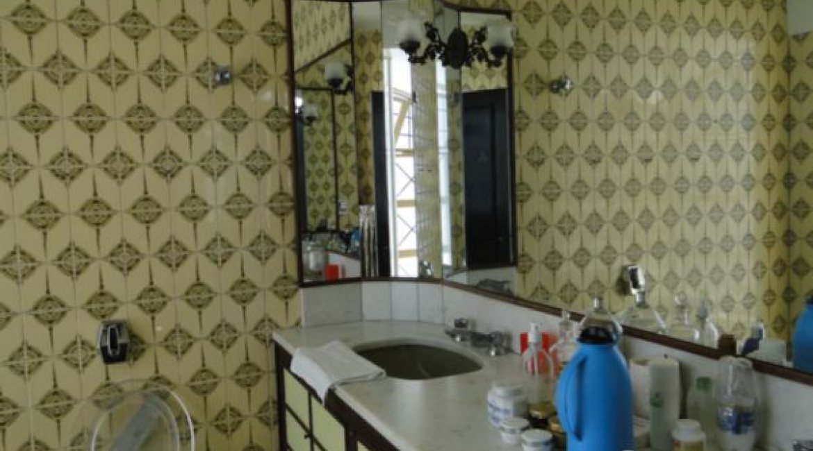 Casa à venda com 580m², 3 dormitórios, 1 suíte, 4 vagas, no bairro Menino Deus em Porto Alegre