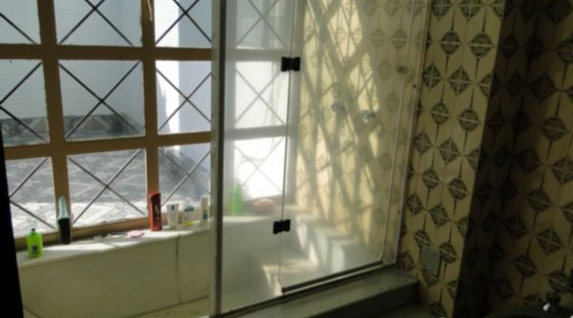 Casa à venda com 580m², 3 dormitórios, 1 suíte, 4 vagas, no bairro Menino Deus em Porto Alegre