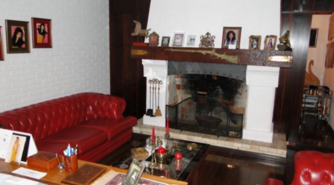 Casa à venda com 580m², 3 dormitórios, 1 suíte, 4 vagas, no bairro Menino Deus em Porto Alegre