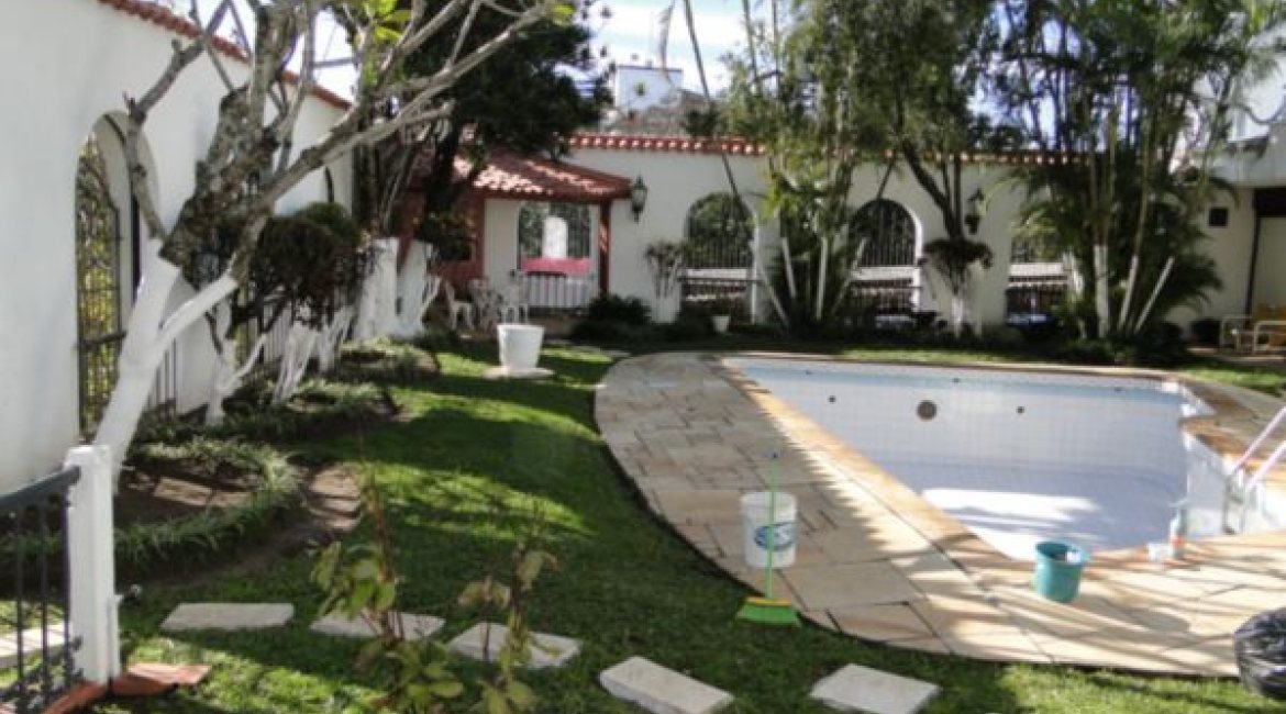 Casa à venda com 580m², 3 dormitórios, 1 suíte, 4 vagas, no bairro Menino Deus em Porto Alegre