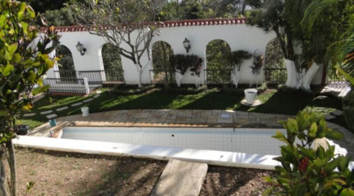 Casa à venda com 580m², 3 dormitórios, 1 suíte, 4 vagas, no bairro Menino Deus em Porto Alegre