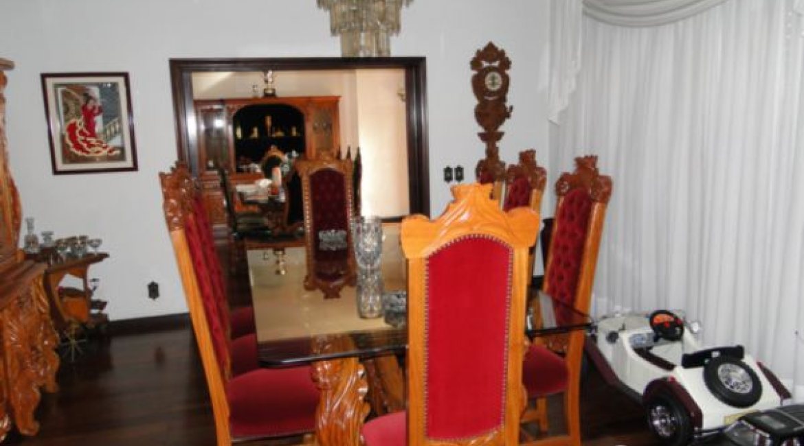 Casa à venda com 580m², 3 dormitórios, 1 suíte, 4 vagas, no bairro Menino Deus em Porto Alegre