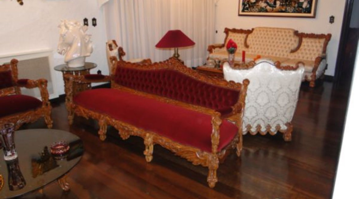 Casa à venda com 580m², 3 dormitórios, 1 suíte, 4 vagas, no bairro Menino Deus em Porto Alegre