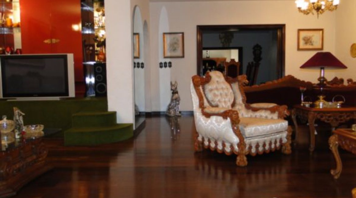 Casa à venda com 580m², 3 dormitórios, 1 suíte, 4 vagas, no bairro Menino Deus em Porto Alegre