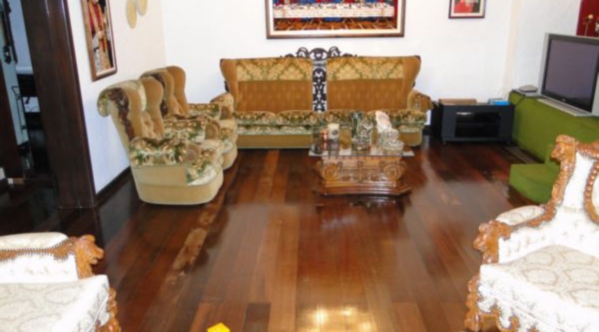 Casa à venda com 580m², 3 dormitórios, 1 suíte, 4 vagas, no bairro Menino Deus em Porto Alegre