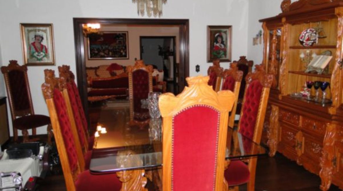 Casa à venda com 580m², 3 dormitórios, 1 suíte, 4 vagas, no bairro Menino Deus em Porto Alegre