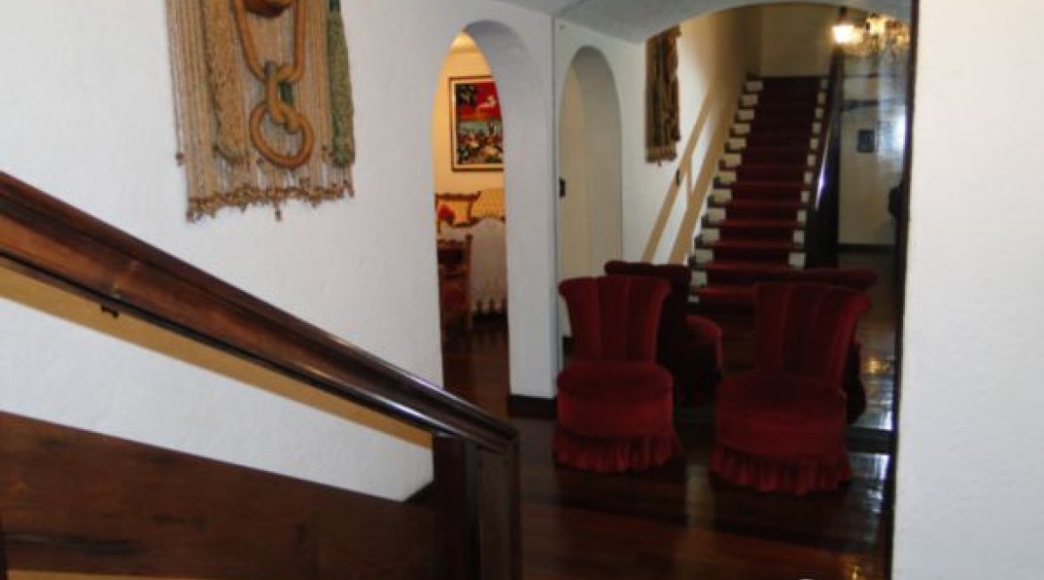 Casa à venda com 580m², 3 dormitórios, 1 suíte, 4 vagas, no bairro Menino Deus em Porto Alegre