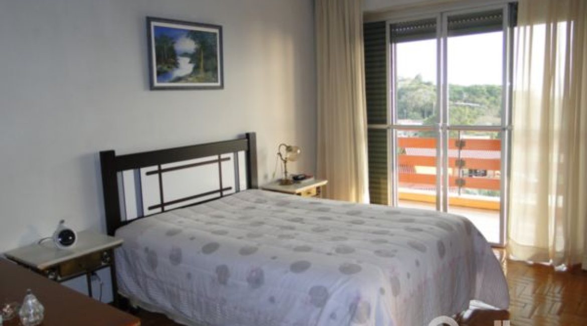 Casa à venda com 420m², 4 dormitórios, 1 suíte, 3 vagas, no bairro Vila Assunção em Porto Alegre