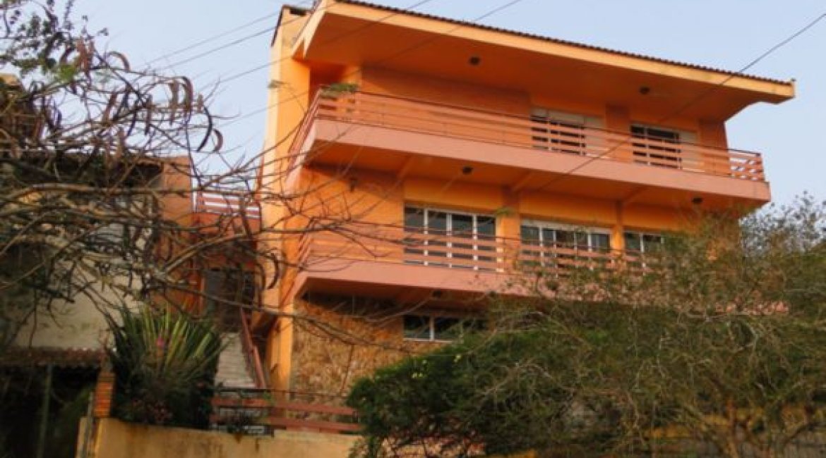 Casa à venda com 420m², 4 dormitórios, 1 suíte, 3 vagas, no bairro Vila Assunção em Porto Alegre