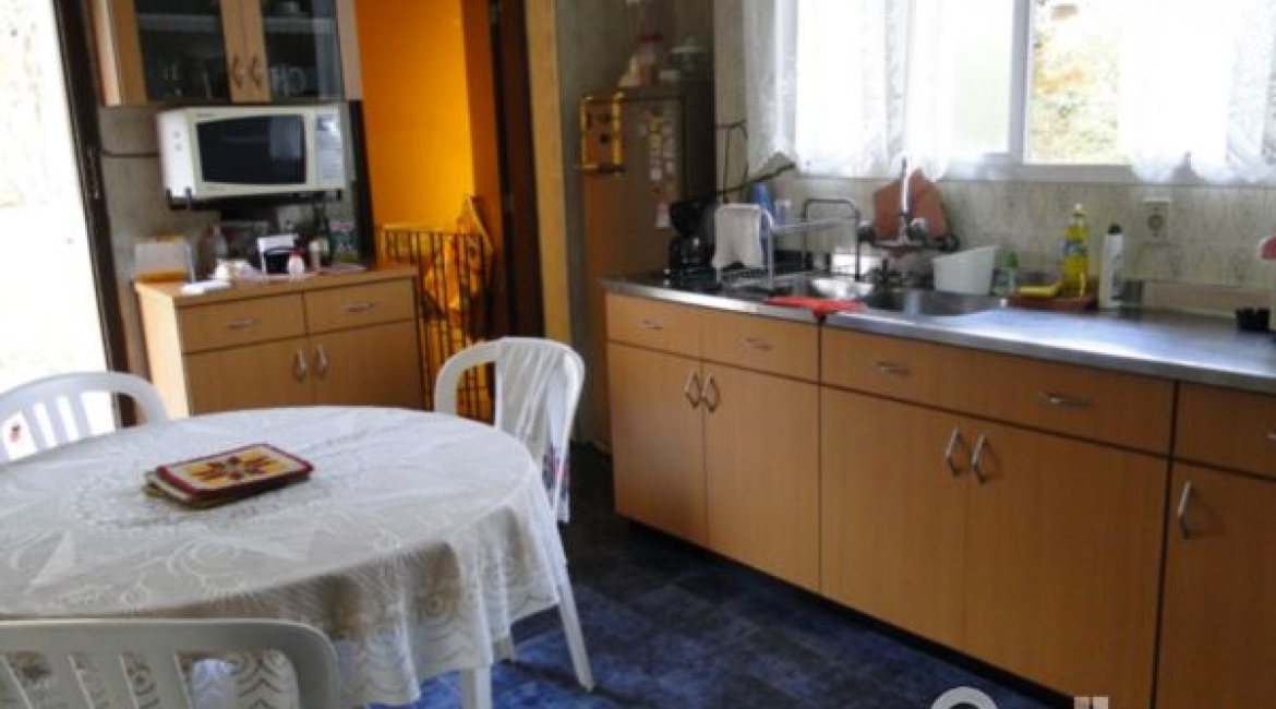 Casa à venda com 420m², 4 dormitórios, 1 suíte, 3 vagas, no bairro Vila Assunção em Porto Alegre