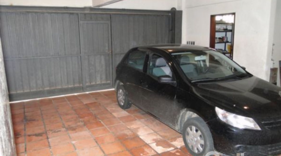 Casa à venda com 420m², 4 dormitórios, 1 suíte, 3 vagas, no bairro Vila Assunção em Porto Alegre