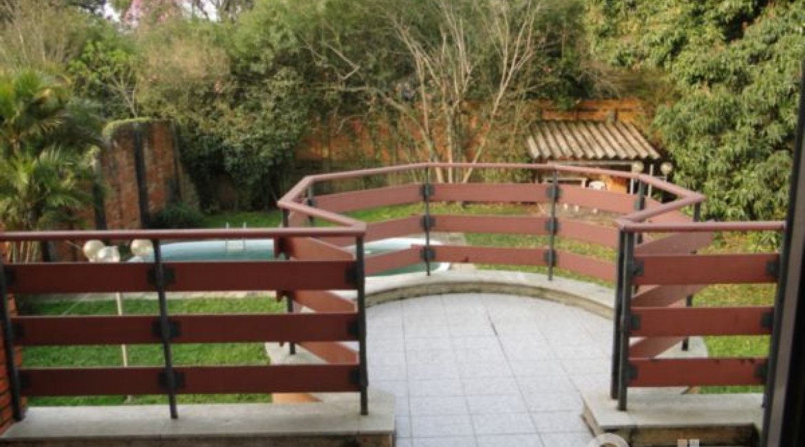 Casa à venda com 420m², 4 dormitórios, 1 suíte, 3 vagas, no bairro Vila Assunção em Porto Alegre