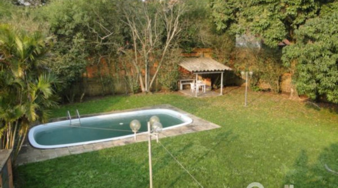 Casa à venda com 420m², 4 dormitórios, 1 suíte, 3 vagas, no bairro Vila Assunção em Porto Alegre