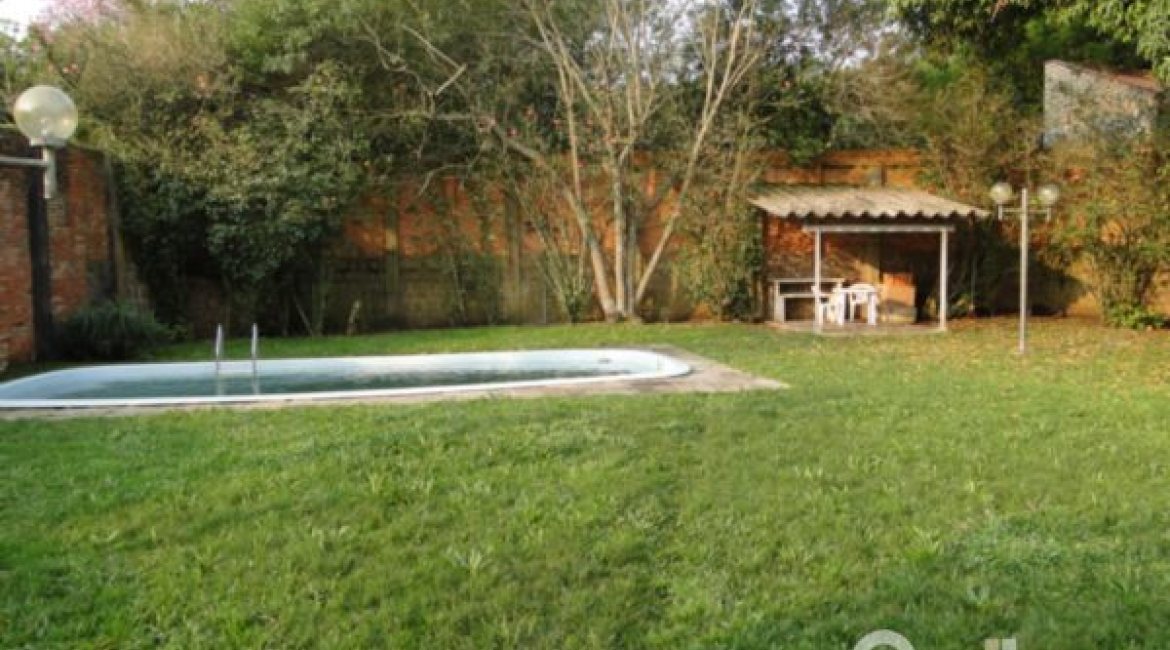 Casa à venda com 420m², 4 dormitórios, 1 suíte, 3 vagas, no bairro Vila Assunção em Porto Alegre