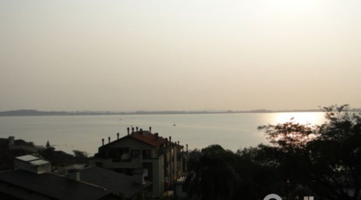 Casa à venda com 420m², 4 dormitórios, 1 suíte, 3 vagas, no bairro Vila Assunção em Porto Alegre