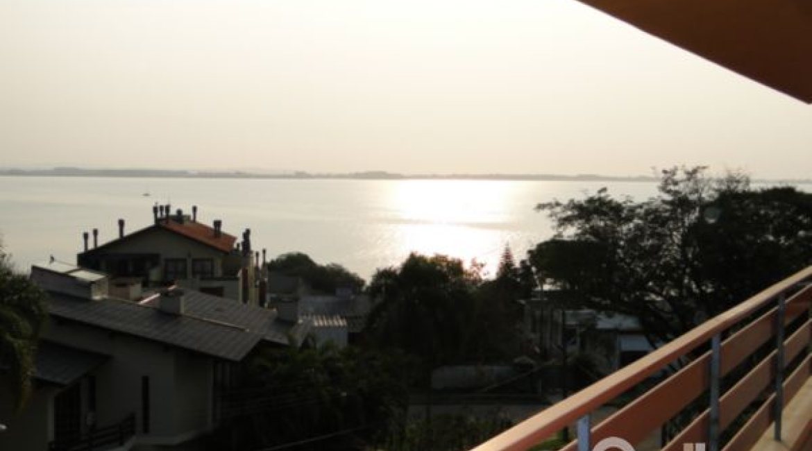 Casa à venda com 420m², 4 dormitórios, 1 suíte, 3 vagas, no bairro Vila Assunção em Porto Alegre