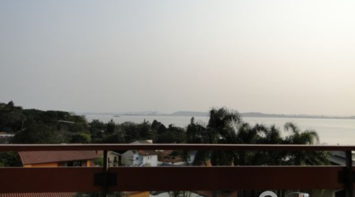 Casa à venda com 420m², 4 dormitórios, 1 suíte, 3 vagas, no bairro Vila Assunção em Porto Alegre