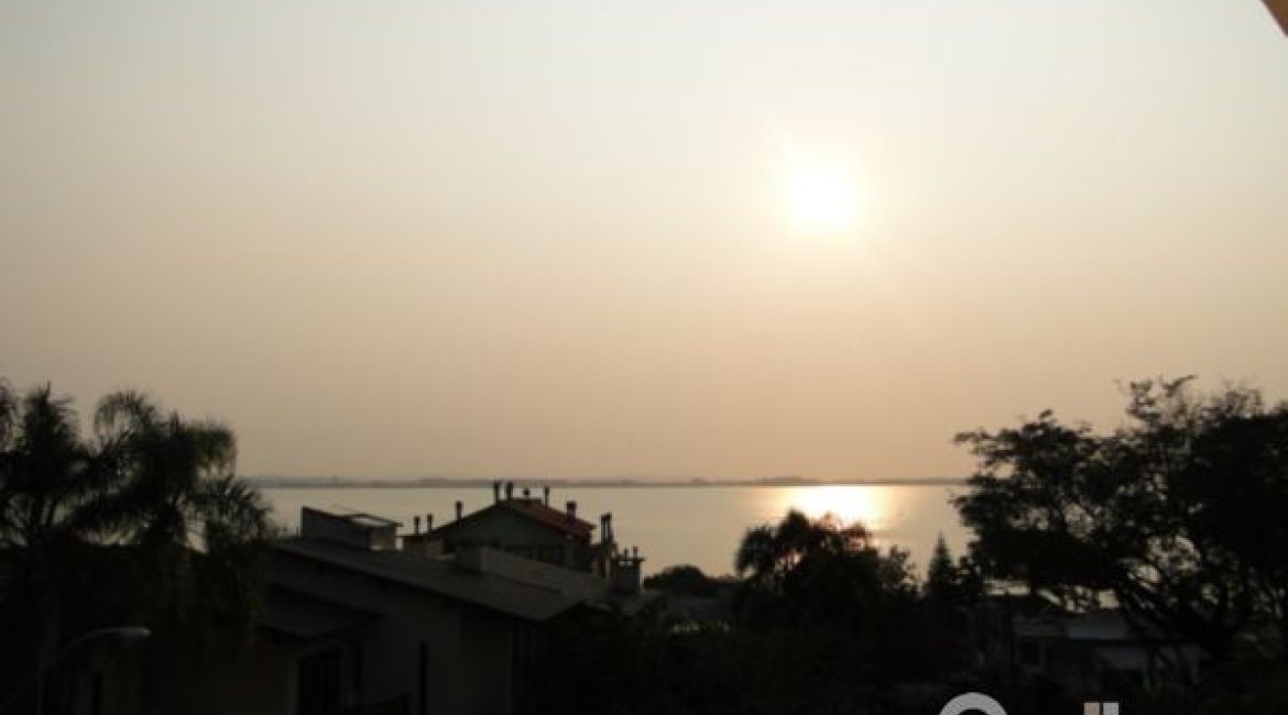 Casa à venda com 420m², 4 dormitórios, 1 suíte, 3 vagas, no bairro Vila Assunção em Porto Alegre