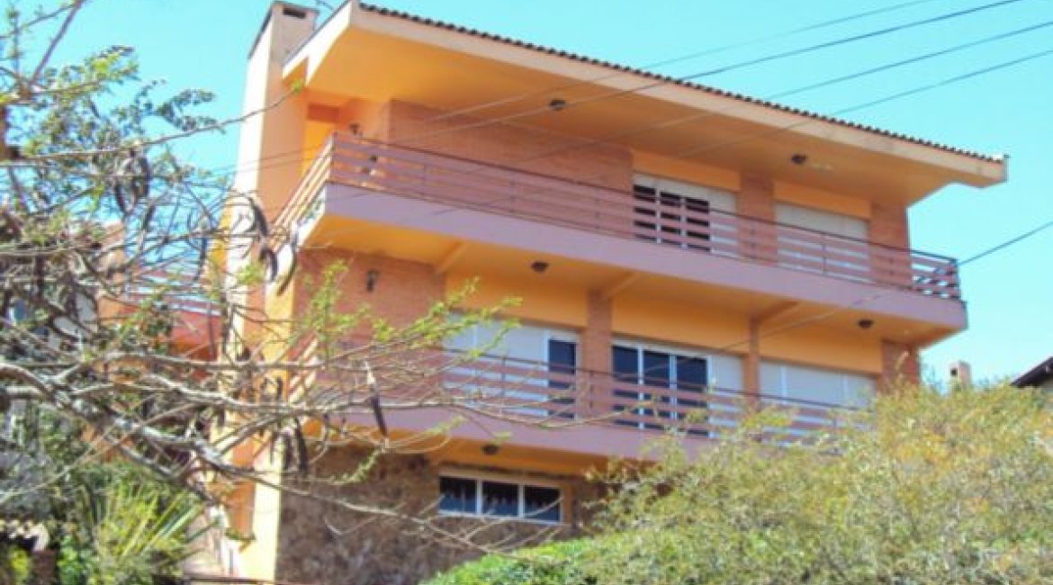 Casa à venda com 420m², 4 dormitórios, 1 suíte, 3 vagas, no bairro Vila Assunção em Porto Alegre