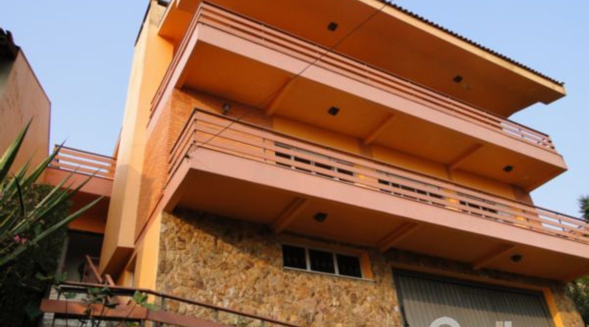 Casa à venda com 420m², 4 dormitórios, 1 suíte, 3 vagas, no bairro Vila Assunção em Porto Alegre