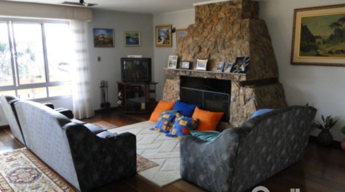 Casa à venda com 420m², 4 dormitórios, 1 suíte, 3 vagas, no bairro Vila Assunção em Porto Alegre