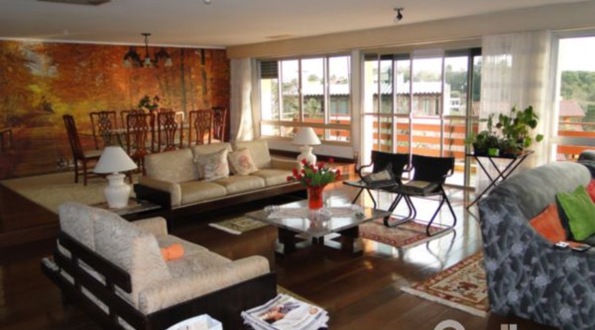 Casa à venda com 420m², 4 dormitórios, 1 suíte, 3 vagas, no bairro Vila Assunção em Porto Alegre